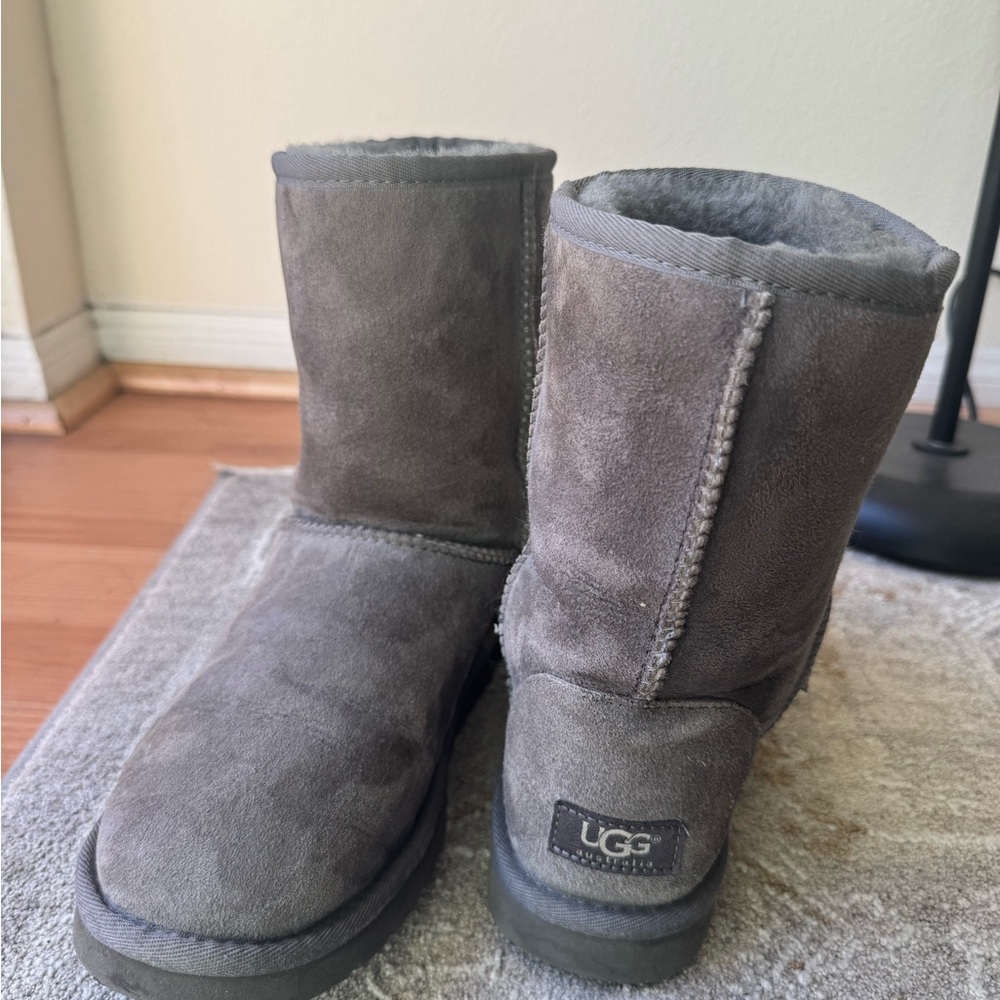 UGG Classic Short Women's Size 8 Grey Boots